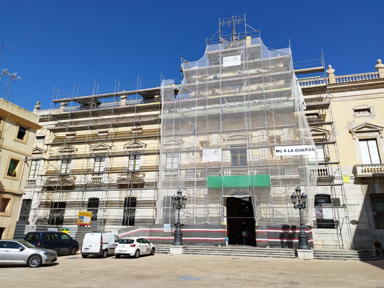 La restauració dels balustres del Palau Municipal avança amb el canvi d'ubicació de la bastida