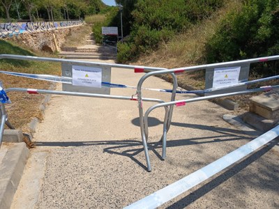 Tall del túnel d'accés peatonal a la platja Llarga per Cala Romana