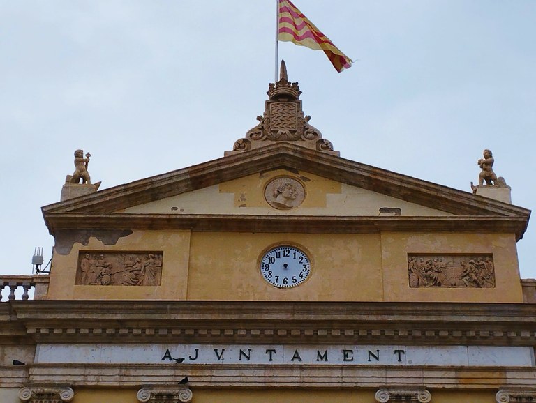 El rellotge de la façana de l'Ajuntament tornarà a indicar l'hora a partir del mes vinent
