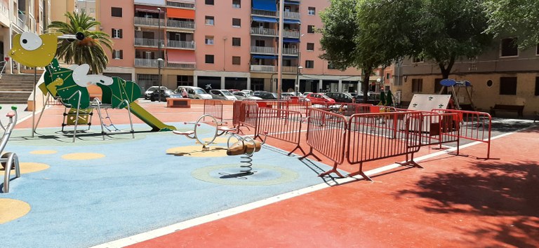 Millores al parc infantil de la plaça Josep Maria Salvadó Urpí