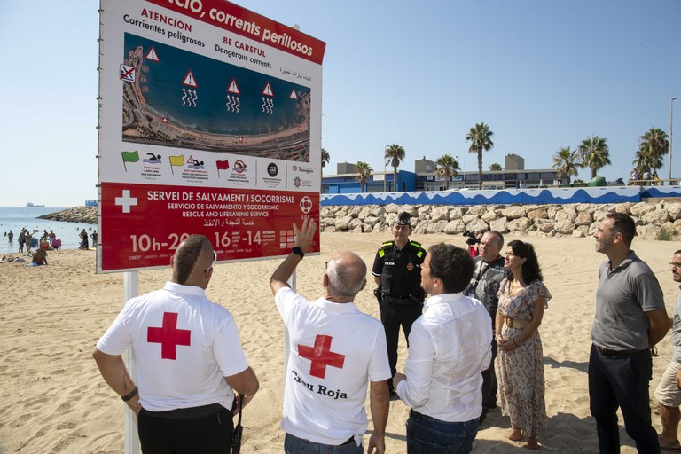 La platja del Miracle estrena nova cartelleria per informar dels perills per mal estat de la mar
