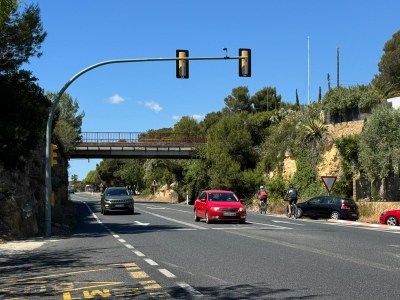 La Brigada Municipal renova la barana del pont sobre la carretera N-340 al seu pas per Cala Romana 