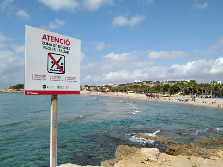L'Ajuntament de Tarragona renova la cartelleria malmesa de les platges