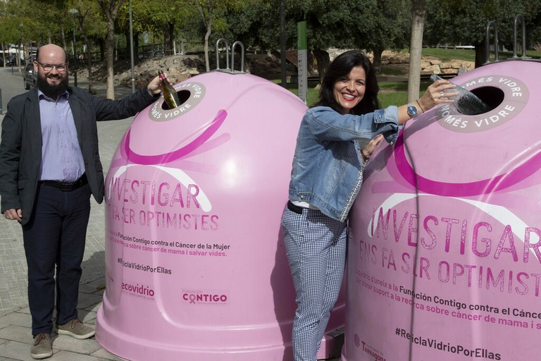 S'instal·len dos contenidors de reciclatge de vidre de color rosa per recaptar fons per la lluita contra el càncer de mama