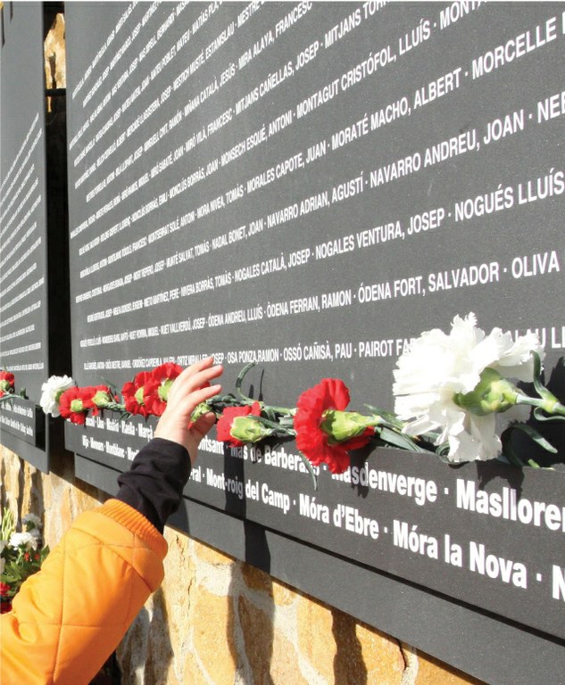 Homenatge de les víctimes de la repressió franquista de les comarques tarragonines a la fossa comuna del cementiri