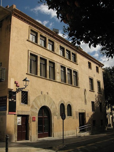 Entre Profetas y Apóstoles: El Mensaje Escultórico de la Fachada