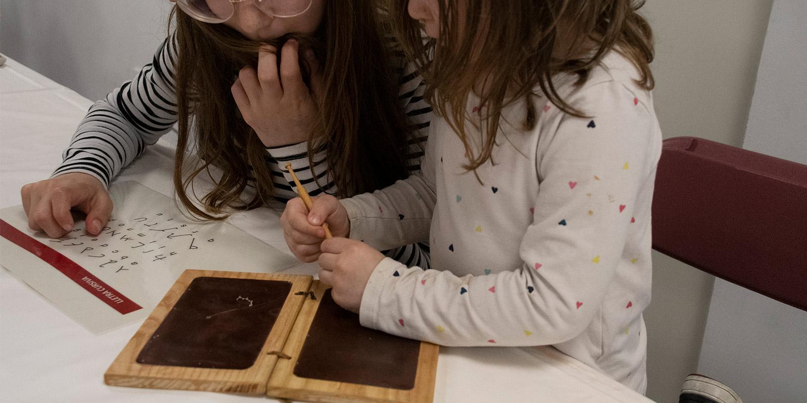 Vine al MNAT en Família: La Sabina i en Quintus escriuen en llatí, i tu?