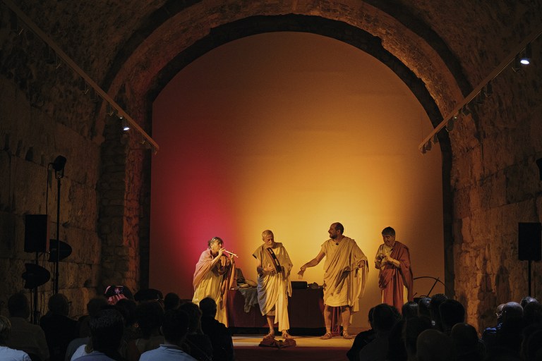 La historia ensenya i la música uneix