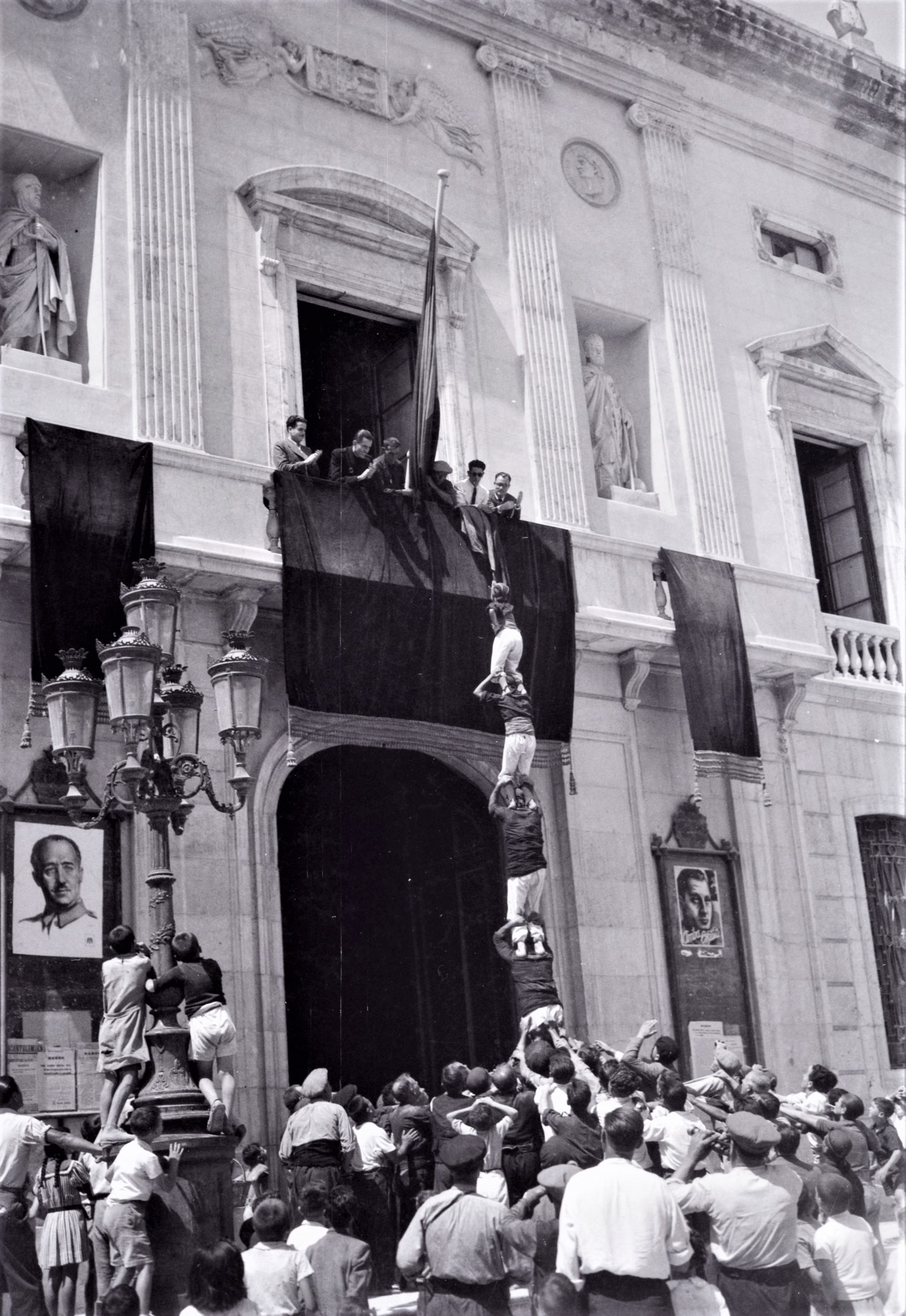 Pilar de cinc dels Xiquets de Tarragona davant la façana de l’Ajuntament de Tarragona
