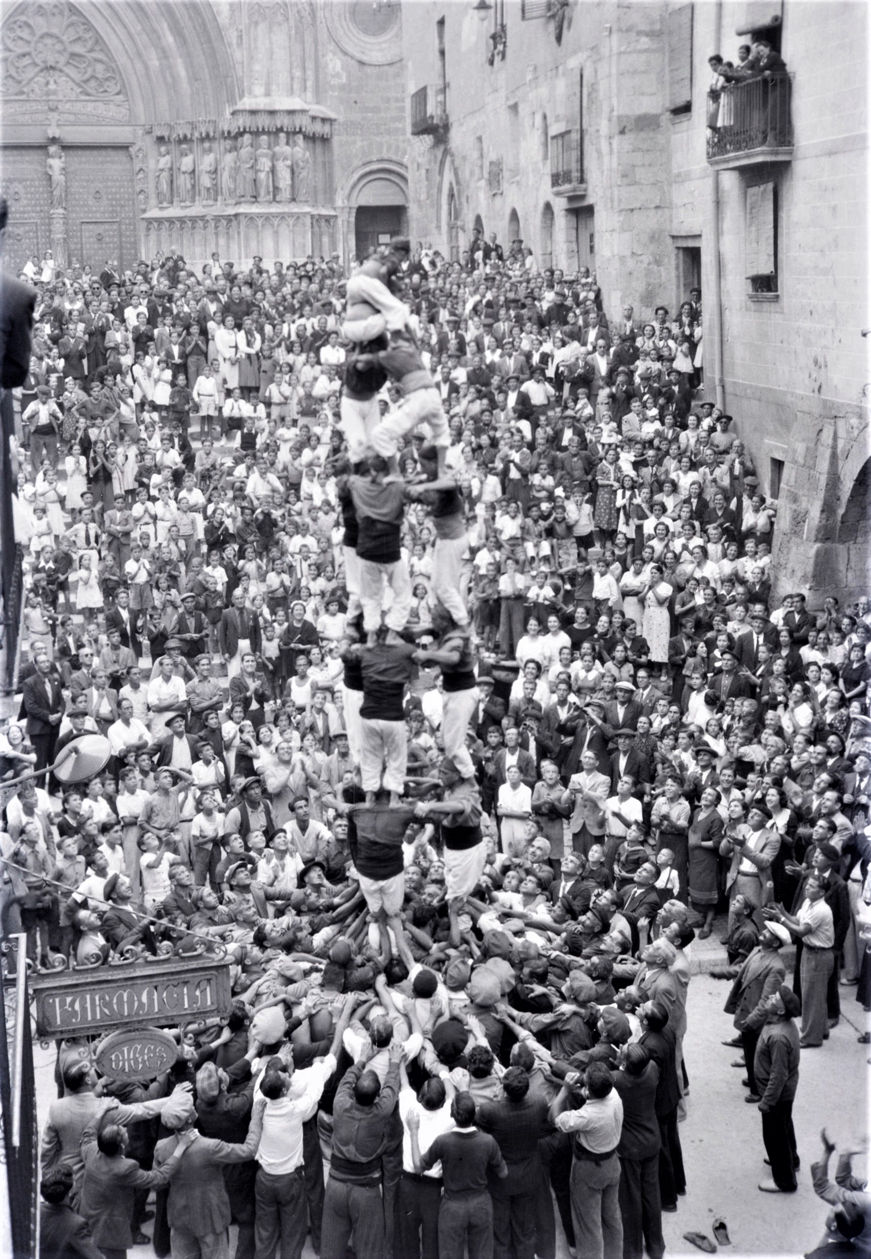 Tres de set dels Xiquets de Tarragona a la plaça de les Cols