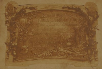 Làpida commemorativa inaugurada el 1911, amb motiu del centenari del setge a Tarragona