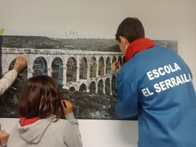 Els alumnes de 5è de Primària de l’Escola El Serrallo visiten i treballen sobre fotografies de l’Arxiu
