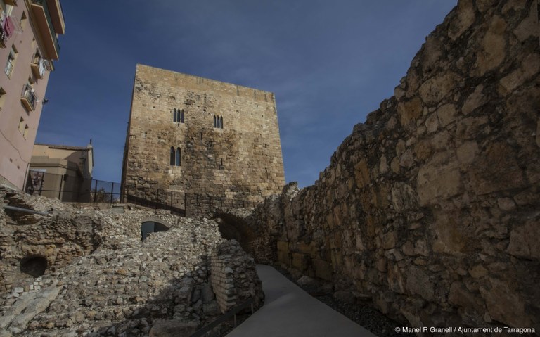 Inicien els treballs de muntatge de la bastida a la Torre del Pretori 