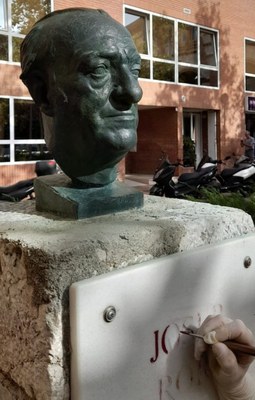 Neteja del bust de bronze del metge Josep Roig i Raventós