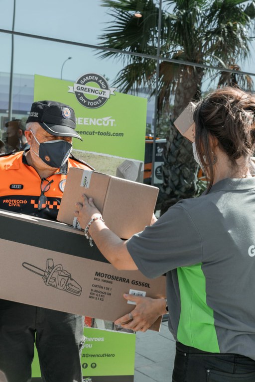 Els voluntaris de Protecció Civil de Tarragona reben una donació de motoserres i desbrossadores Greencut