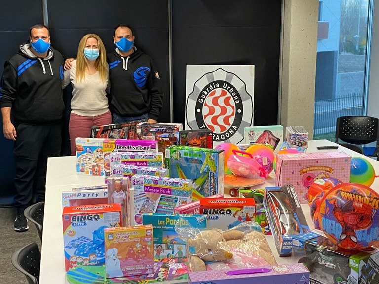 La Guàrdia Urbana col·labora amb una campanya solidària de recollida de joguines pels nens i nenes de La Palma