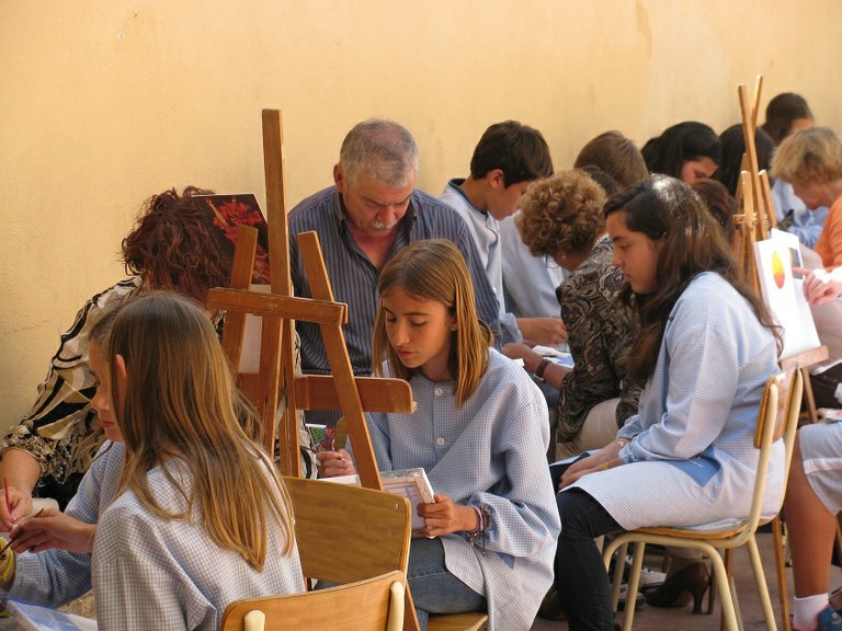 Gent Gran Activa participa en un taller intergeneracional de pintura