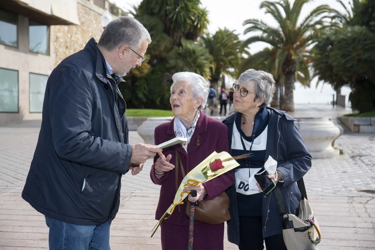 L'alcalde de Tarragona s'afegeix a la iniciativa solidària 'Sant Jordi en companyia'