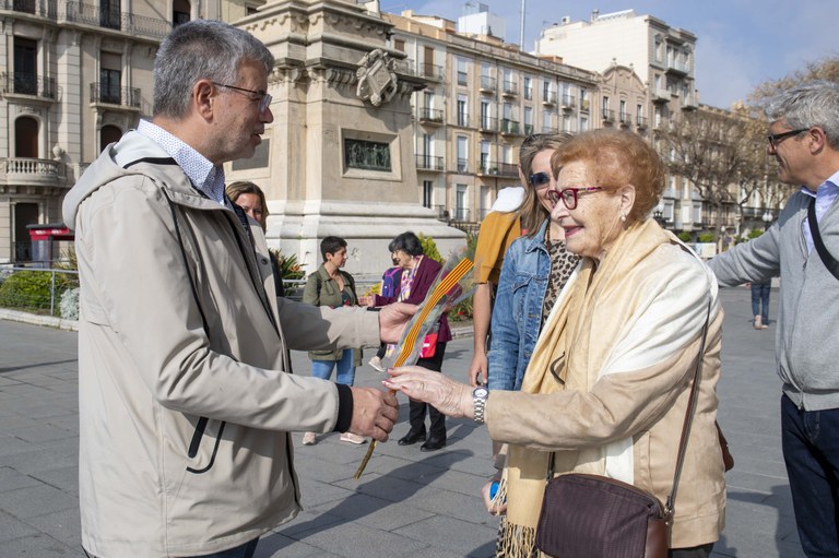 L'alcalde participa a la campanya Sant Jordi en companyia de l'associació Amics de la Gent Gran