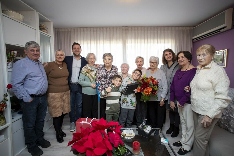 L'alcalde Viñuales felicita l'àvia centenària Pascuala Juan pels seus 100 anys