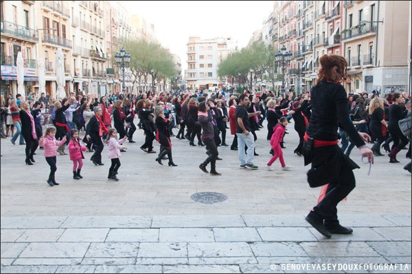 Tarragona participa massivament en la flashmob contra la violència cap a les dones i nenes, organitzat a nivell mundial per One Billion Rising.