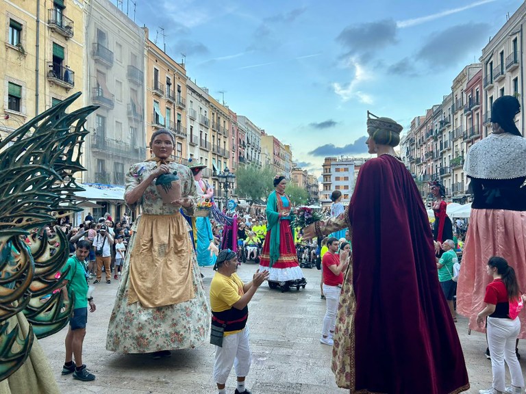 La geganta Frida celebra el seu cinquè aniversari amb una emotiva cercavila de gegantes