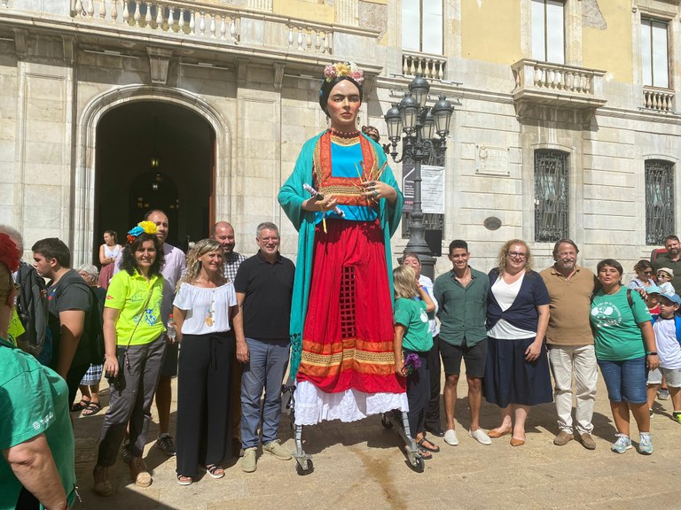 La geganta Frida ha celebrat el seu quart aniversari amb un acte festiu